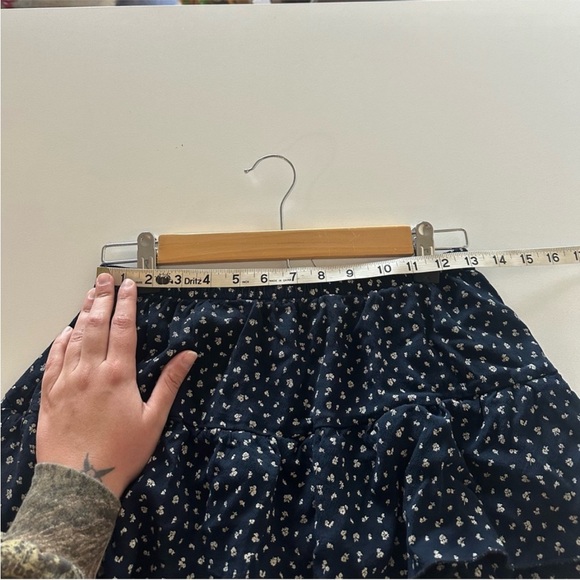 NWT Brandy Melville tiered floral mini skirt - Picture 4 of 6
